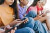 Selon une nouvelle étude américaine, les adolescents ne sont pas égaux face à l’utilisation des réseaux sociaux. Une personnalité extravertie pourrait les protéger des symptômes dépressifs, en tout cas sur certaines plateformes.
